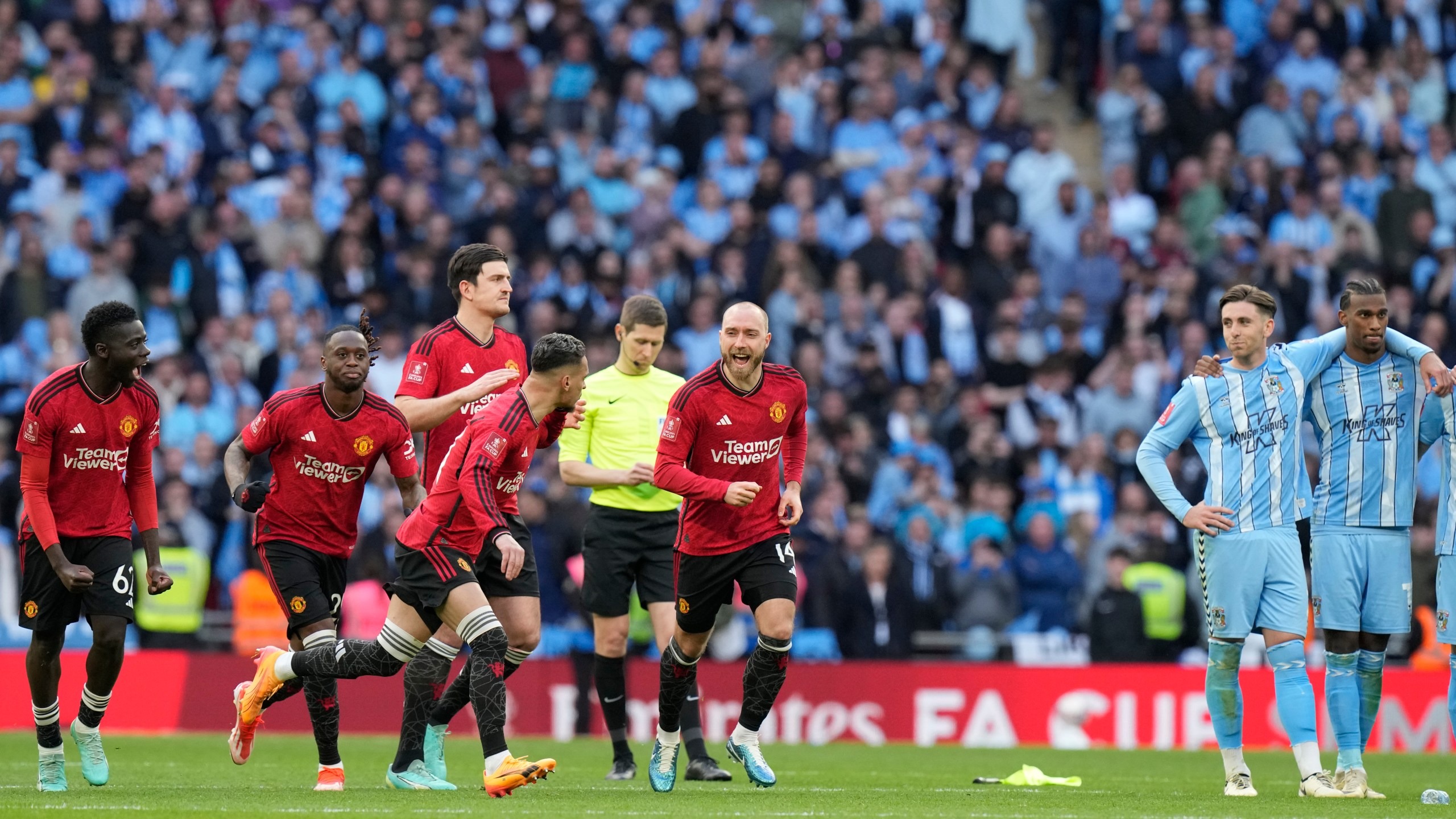 MU dẫn trước đội hạng dưới Coventry 3 bàn nhờ công của Mc Tominay, Maguire và Bruno Fernandes, nhưng sau đó bị gỡ hòa, và phải nhờ loạt Penalty may rủi để vào chung kết FA Cup.
