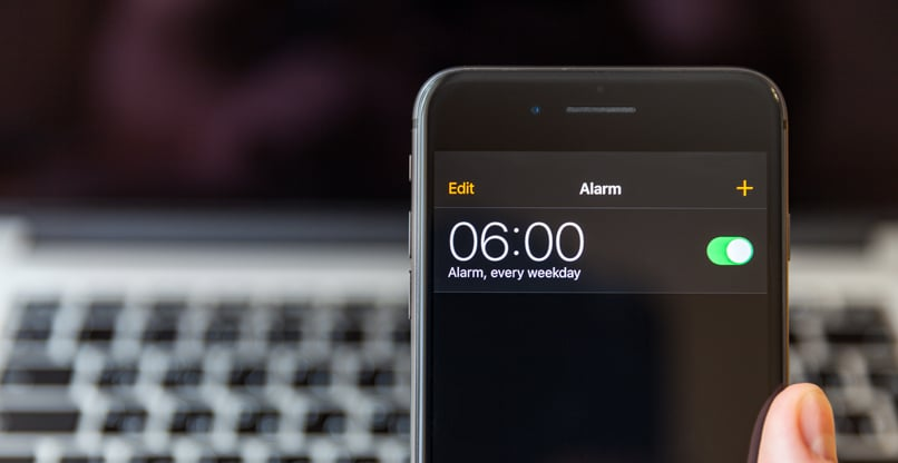Báo thức iPhone "ngủ quên"? Samsung hả hê, Apple "đỏ mặt" tìm cách sửa lỗi